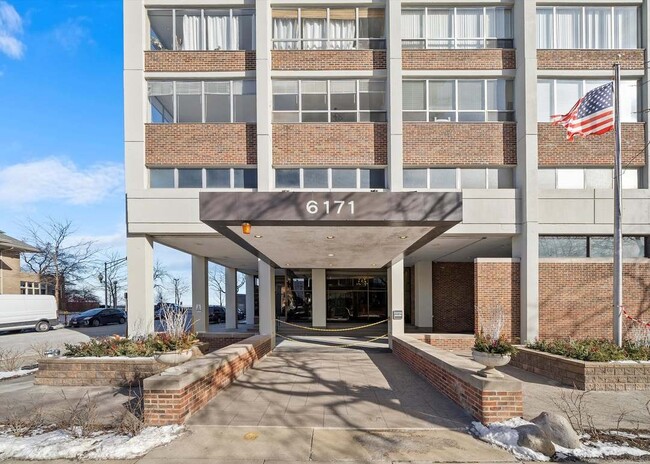 Building Photo - 6171 N Sheridan Rd