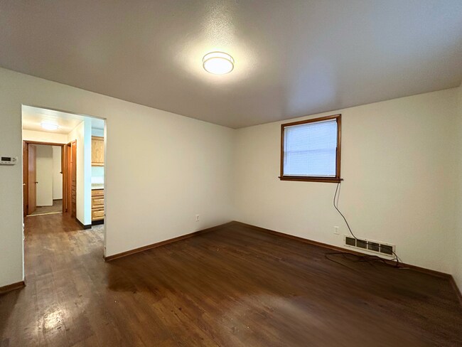 Building Photo - 2901 E Wellesley Ave