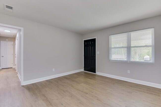 Building Photo - 3416 Kensington Dr N