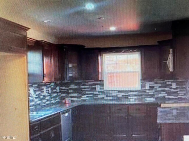 Foto del edificio - 4 br, 3 bath House - 6733 Milton Ave