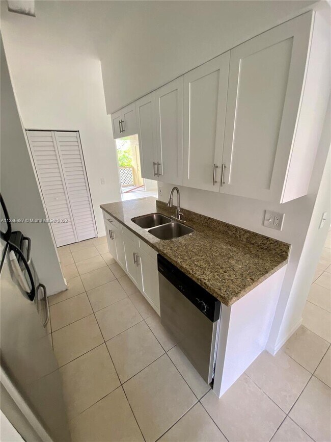 Foto del edificio - 18350 NW 68th Ave