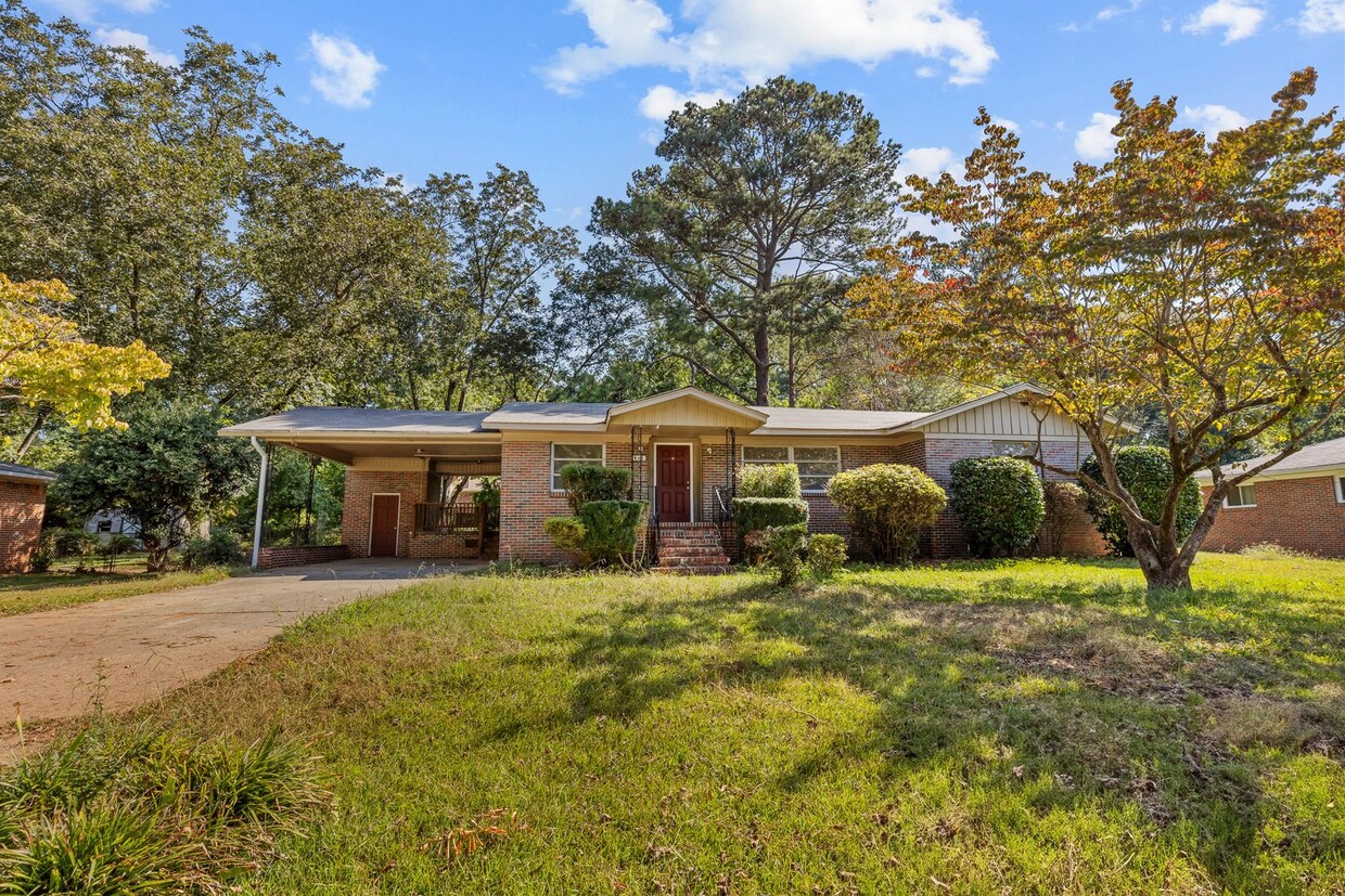 Primary Photo - Gorgeous Brick Home, 4 Bedroom 2 Bath Avai...