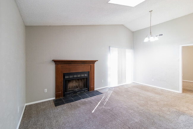 Building Photo - Cozy Summerville Home Waiting for You!