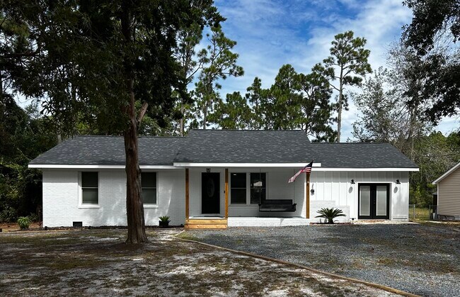 Foto del edificio - 1361 Forest Lake Dr