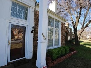 Building Photo - 1618 Beach Ln