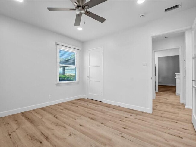 Foto del edificio - 4847 Ocana Ave