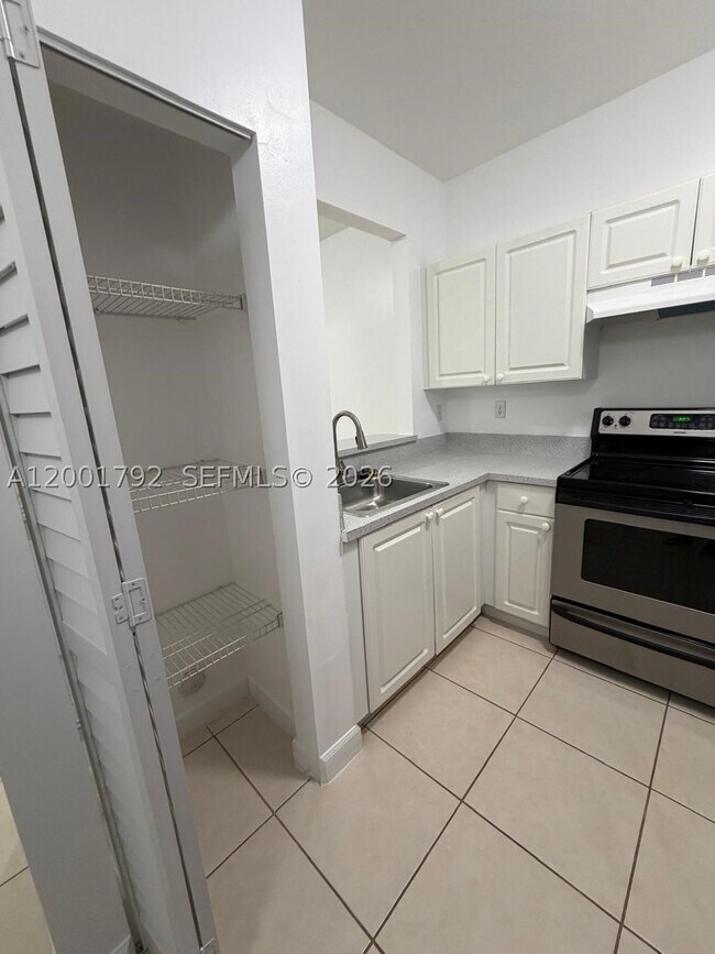 Foto del edificio - 1300 NE 109th St