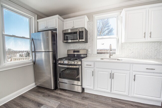 Foto del edificio - 3 Bed / 1 Bath Apartment in Tunxis Hill Ne...