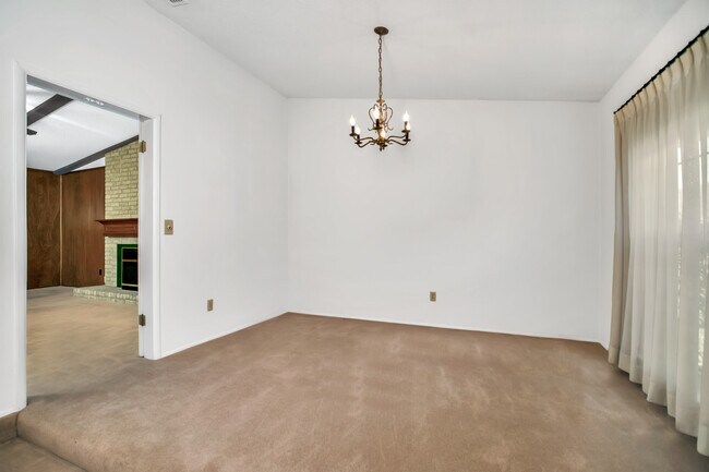 Foto del edificio - 1312 E Spring Valley Rd