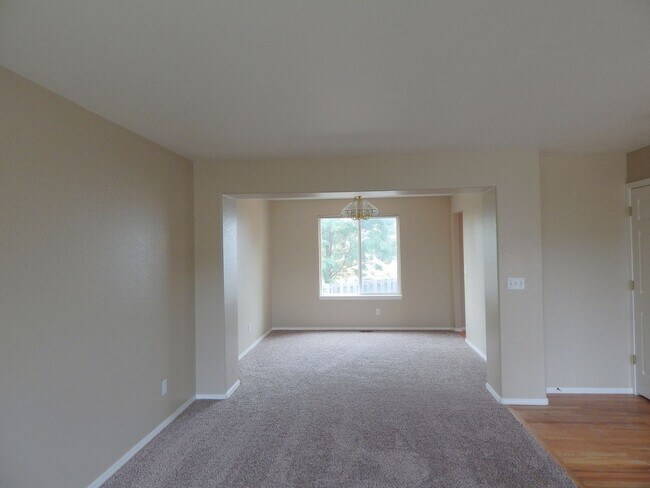 Building Photo - 203 Cleopatra St