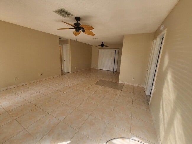 Building Photo - 5826 Bermuda Cir E