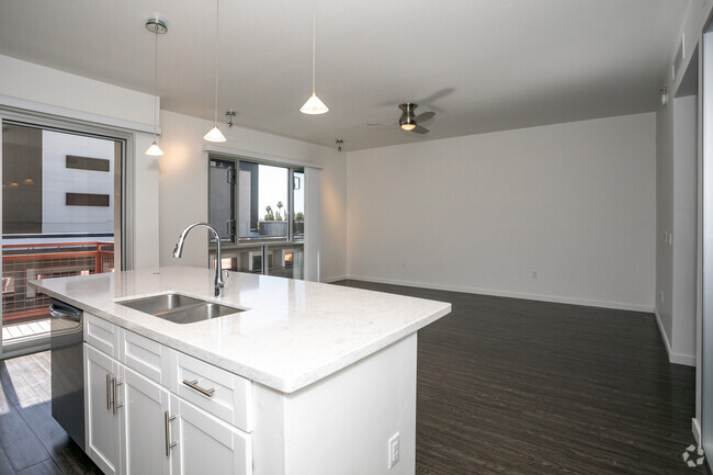 1BR, 1BA - 817 SF - 1 West Broadway