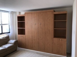 Cama plegable y muebles empotrados - 801 N Pitt St
