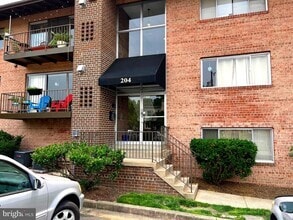 Building Photo - 204 E Mason Ave