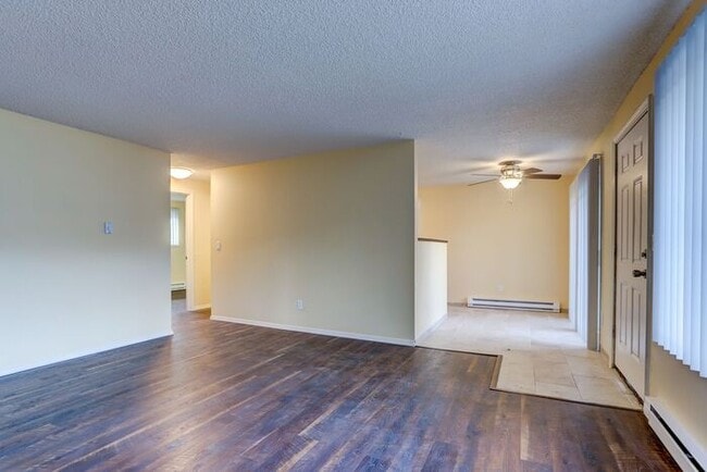 Building Photo - Remodeled Spacious 2 Bed 1 Bath In Quiet C...
