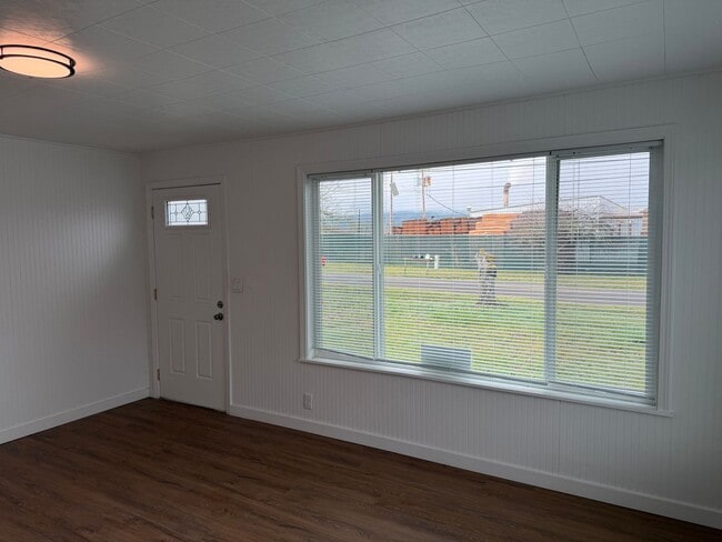 Building Photo - Updated 3 bedroom, 1 bath house in Creswell!