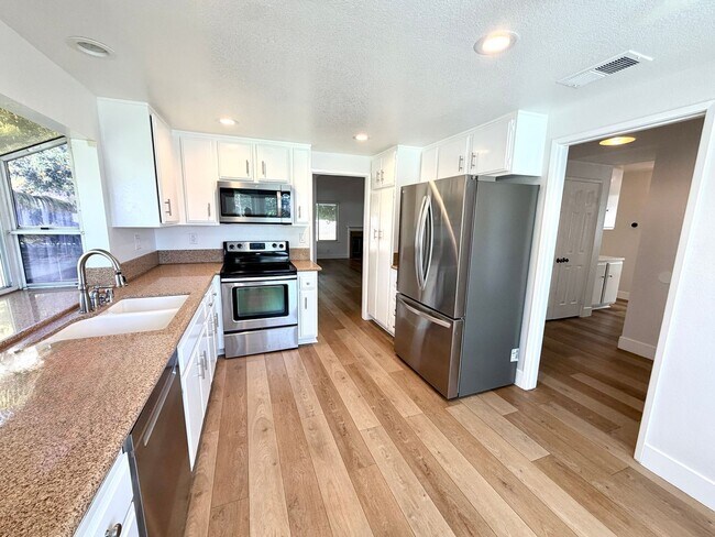 Foto del edificio - Welcome Home to Prestigious North Upland Living