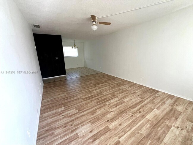 Foto del edificio - 281 NE 40th St