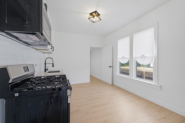 Building Photo - 218 W 115th St