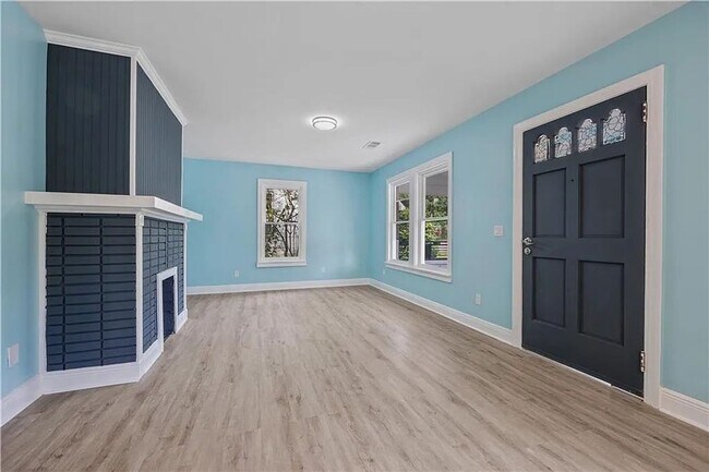 Foto del edificio - Move In by 5/1 & Save $500 OFF MAY Rent — Fully Renovated Gem!!!