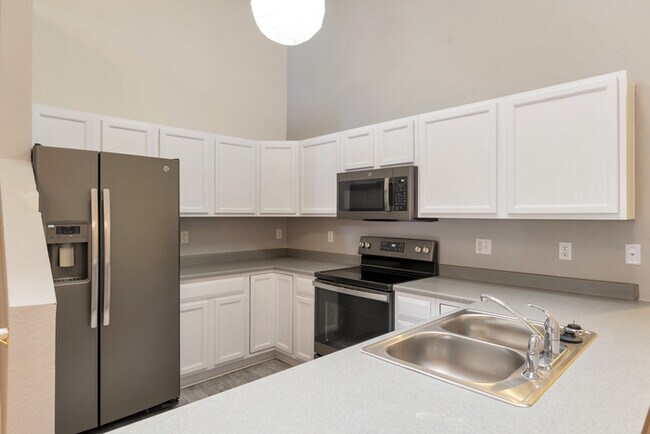 Building Photo - 2 bedroom with attached garage!!