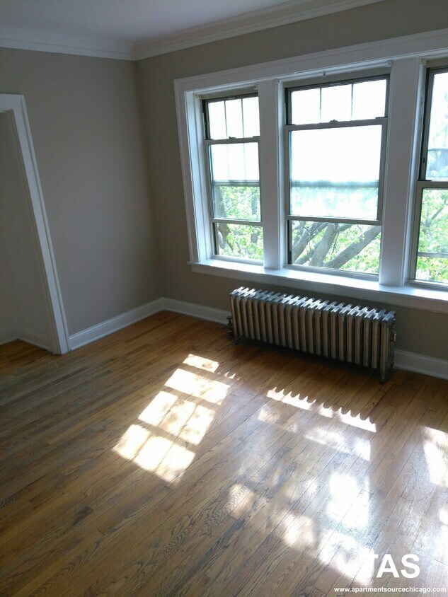 Primary Photo - 6647 N Greenview Ave