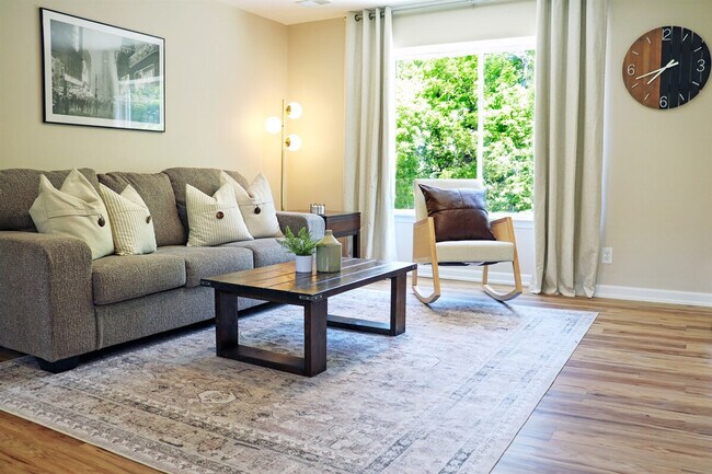 Foto del edificio - 18451 Sharon Ln