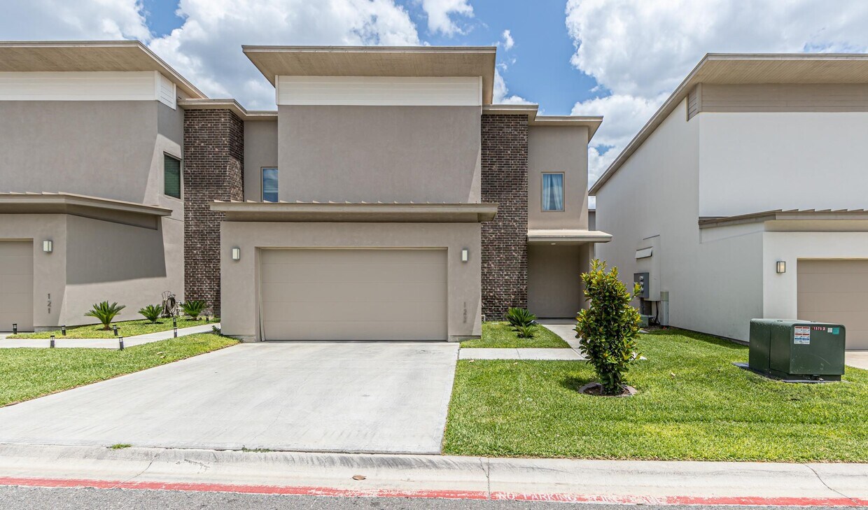 10902 International Blvd Unit 122, Laredo, TX 78045 Condo for Rent in