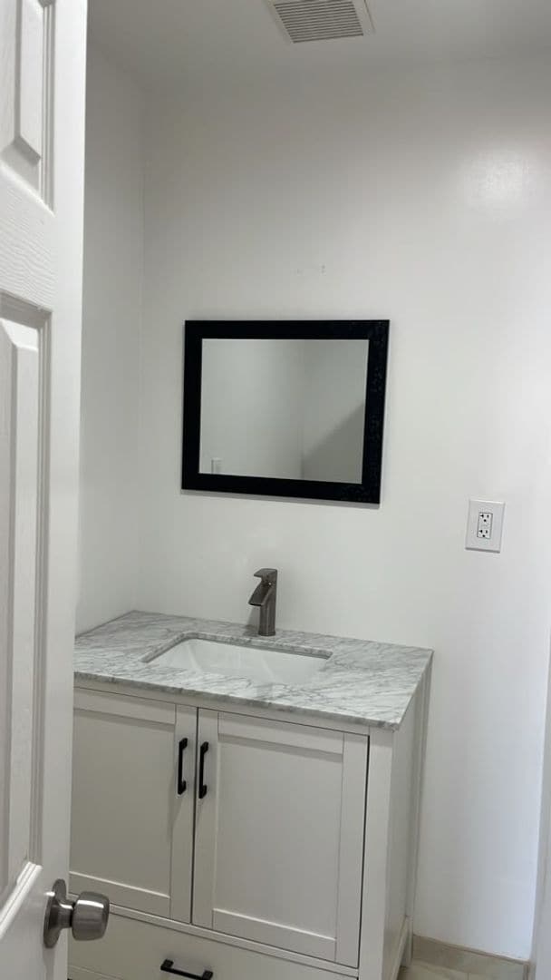 Building Photo - Charming, Remodeled Studio Apartment in Panorama City