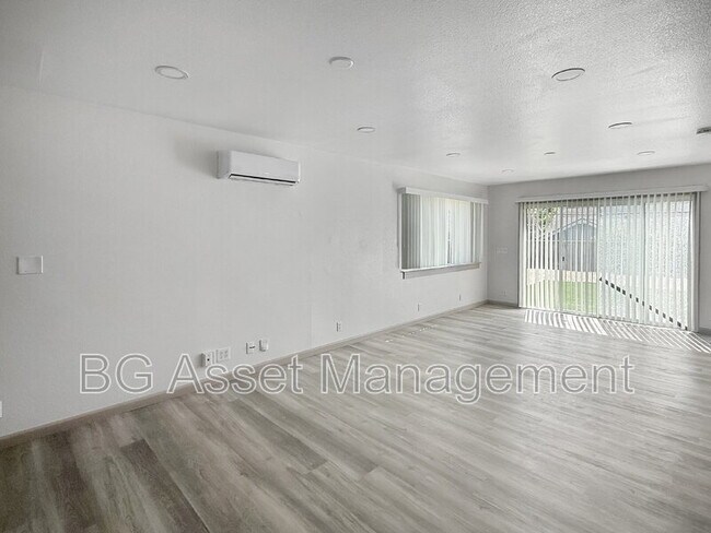 Foto del edificio - 6524 Miles Ln
