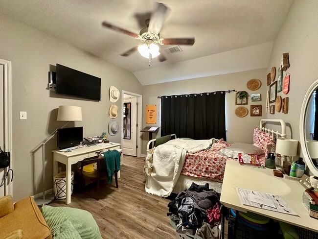 Building Photo - Spacious 4-Bed, 4.5-Bath Home in the Heart of the Baylor Bubble!