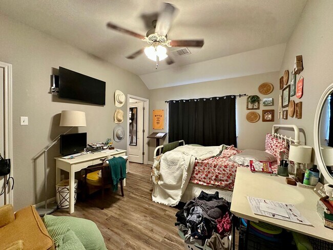 Foto del edificio - Spacious 4-Bed, 4.5-Bath Home in the Heart of the Baylor Bubble!