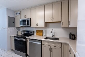Building Photo - 1750 James 7L