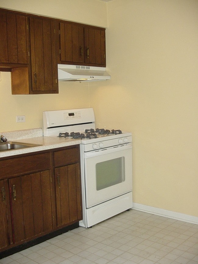 1 bedroom kitchen with gas stove - 546 Eichler Dr