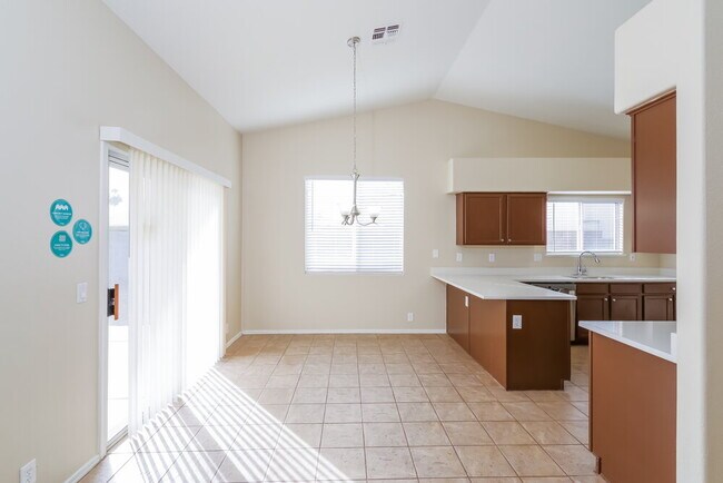 Foto del edificio - 6417 N 81st Dr