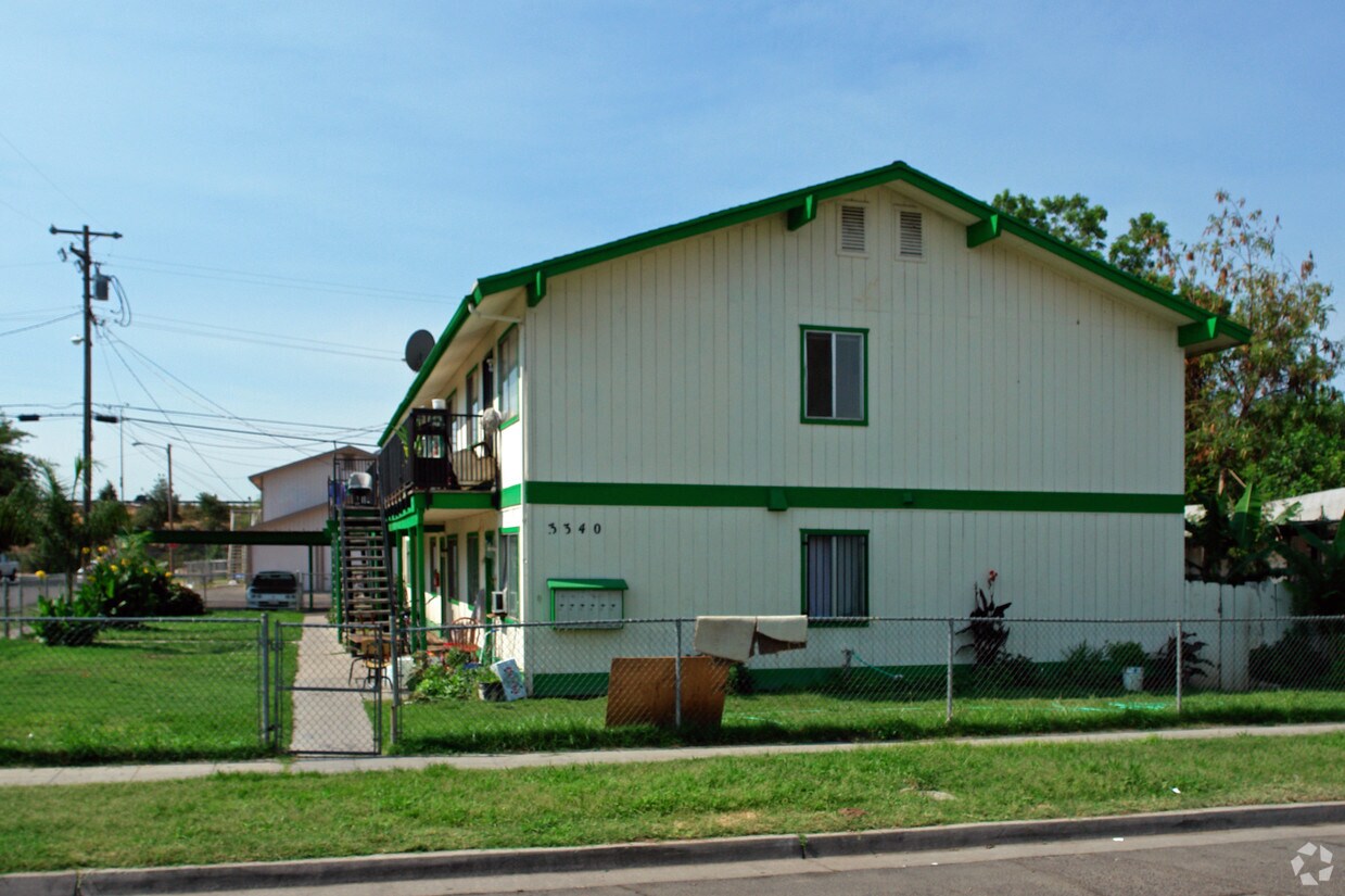Foto del edificio - 3340 E Clay Ave