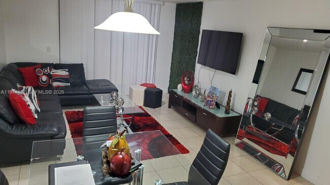 Foto del edificio - 8373 Lake Dr