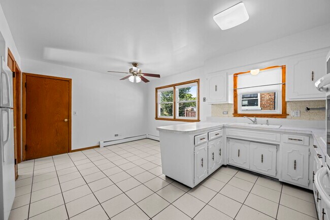 Building Photo - 5421 W Windsor Ave
