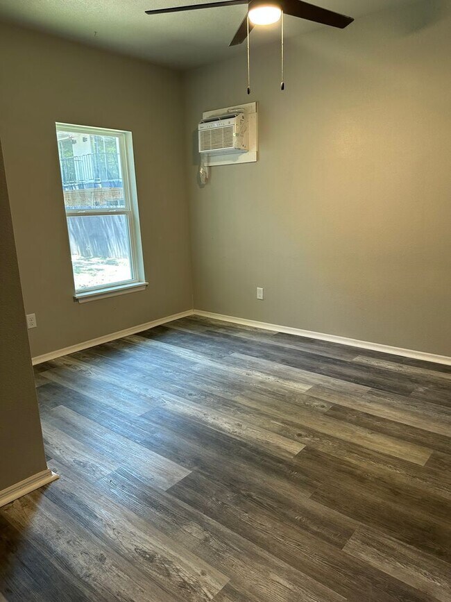 Foto del edificio - 4 Bedroom and 2 Full Bathroom House in the...