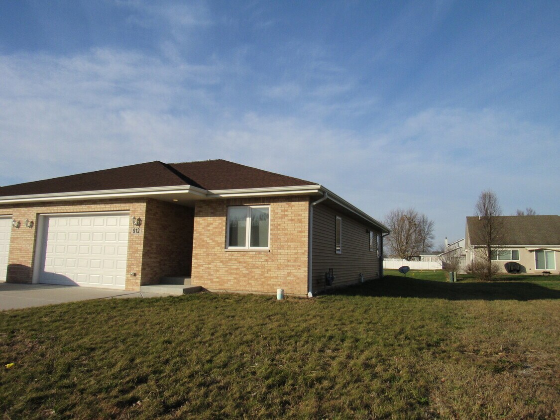 Primary Photo - 912 W Bergera Rd