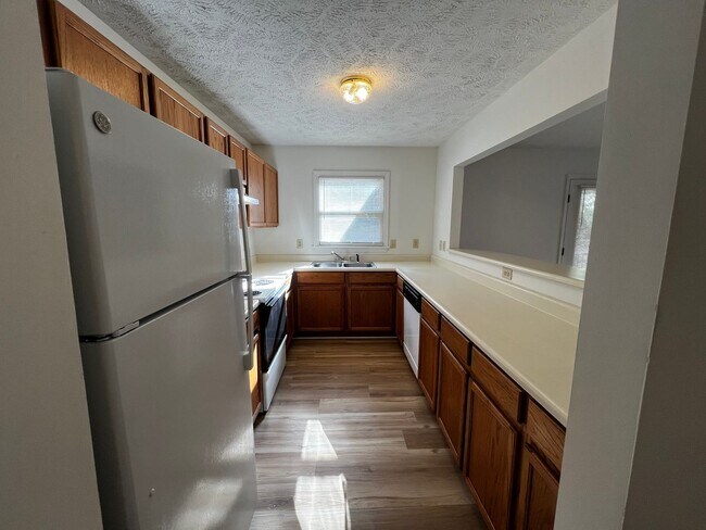 Foto del edificio - 1016-2 Ancestry Drive- No Pets- Two Weeks Free On Your First Full Month's Rent