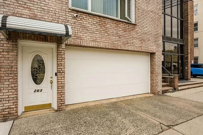 Building Photo - 263 Palisade Ave