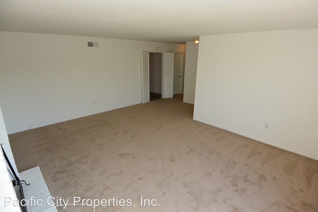Building Photo - 7841 Ellis Ave