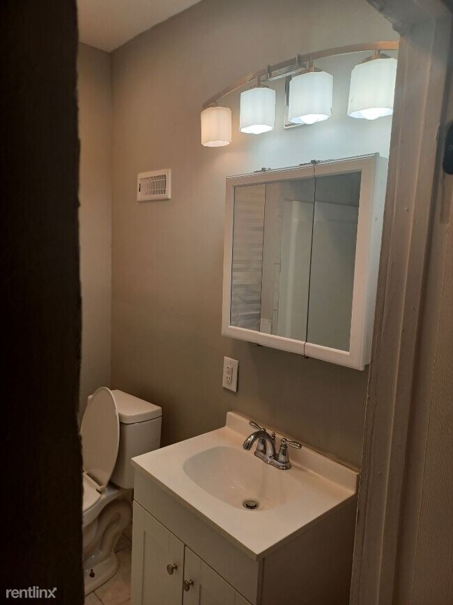 Foto del edificio - 1 br, 1 bath Triplex - 710 N Fulton Ave 3r...