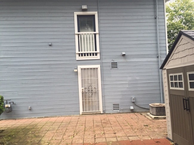 Building Photo - 2123 3rd St