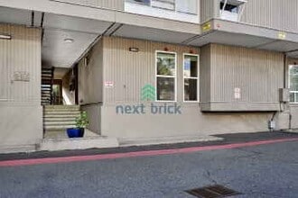 Building Photo - 922 100th Ave NE