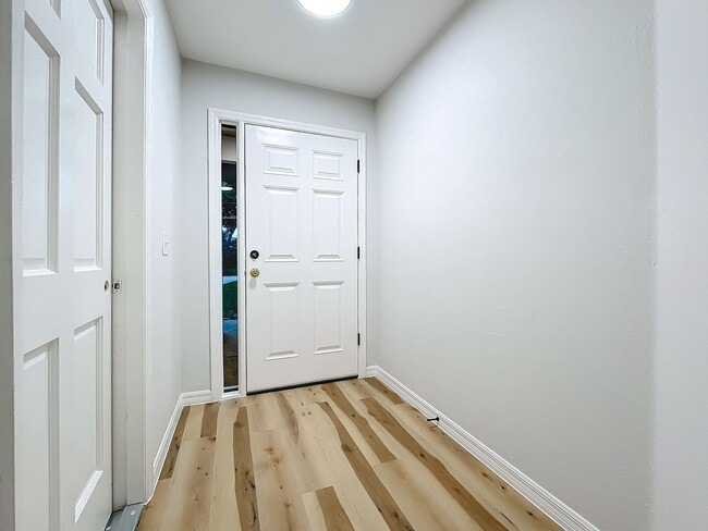 Building Photo - Remodeled Townhouse - Granite Counters, Fe...