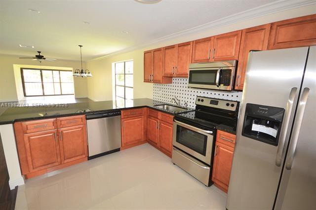 Foto del edificio - 7944 Eastlake Dr