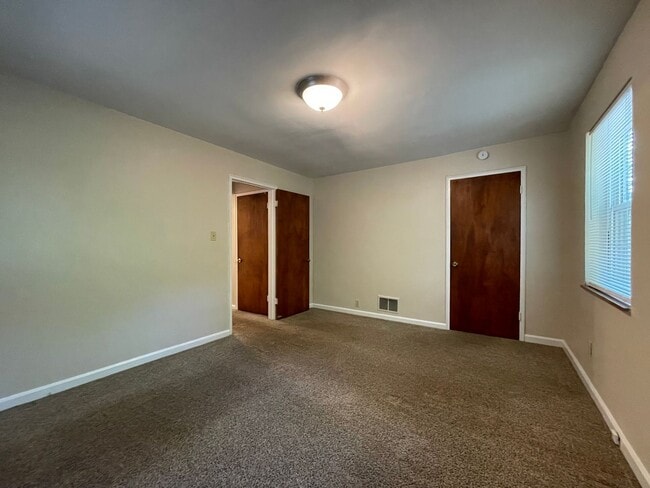 Building Photo - 1191 Groesbeck Rd