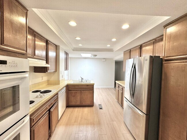 Foto del edificio - COMING SOON: BIG College Area Townhome 4 Bed / 2.5 Bath garage, AC, pool, W/D